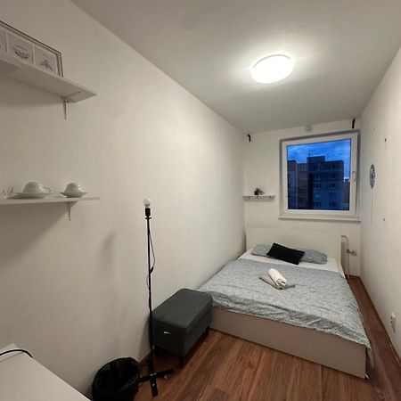 Room 1 Km From Center Bratislava Eksteriør billede
