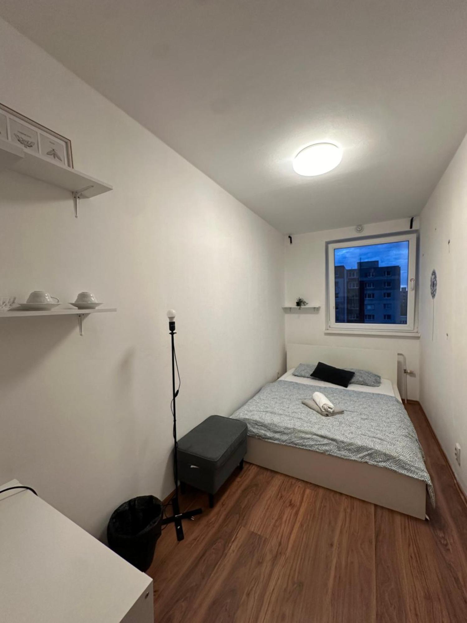 Room 1 Km From Center Bratislava Eksteriør billede