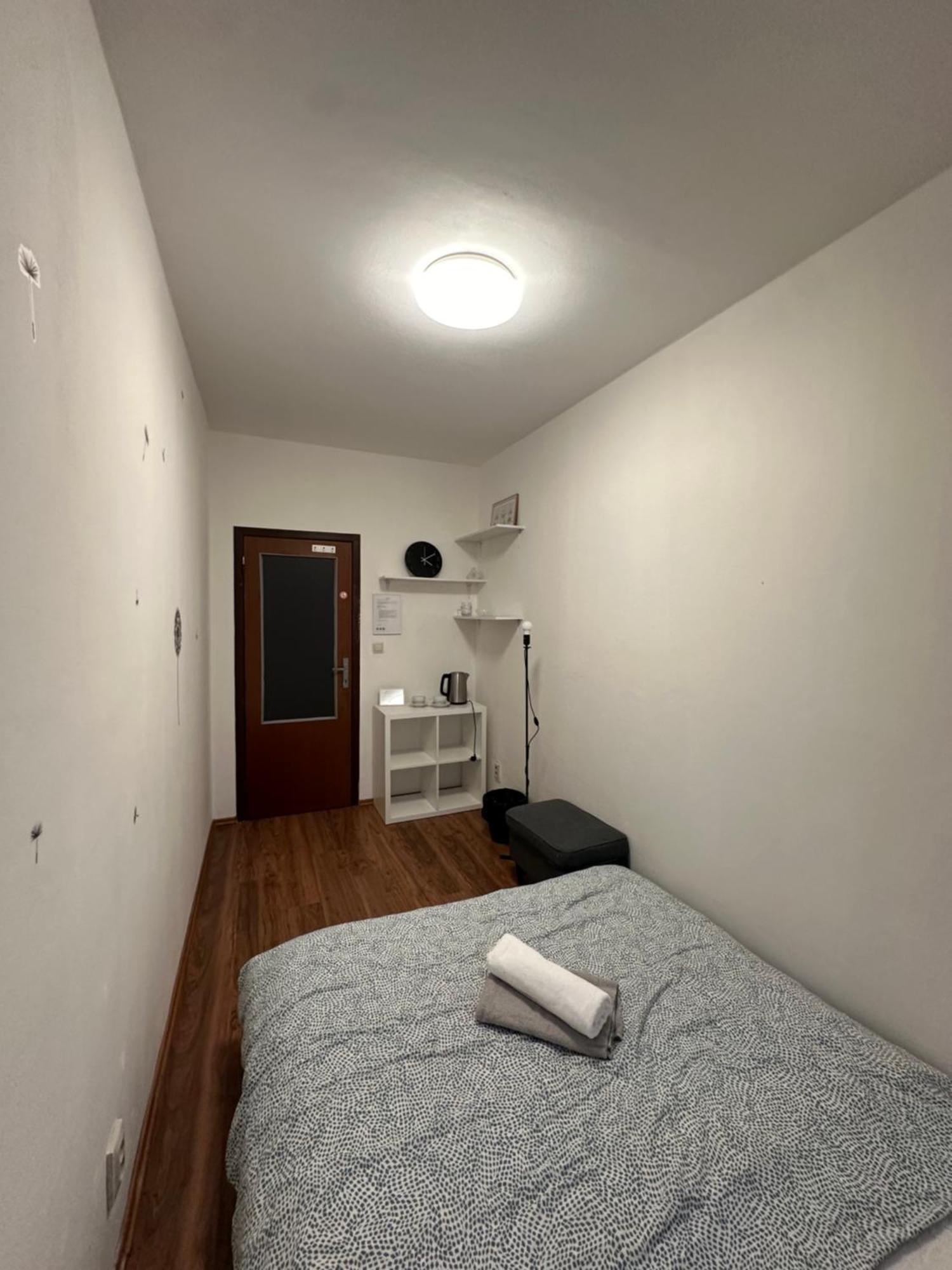 Room 1 Km From Center Bratislava Eksteriør billede